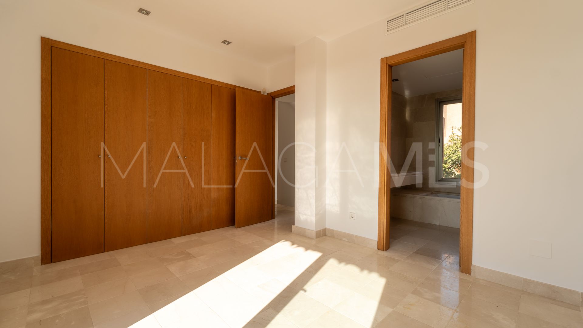 Se vende adosado in Riviera del Sol with 5 bedrooms