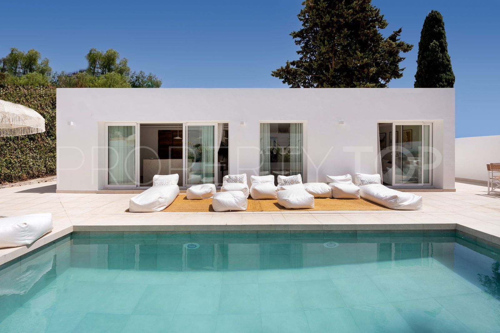 Buy villa in Nueva Andalucia with 4 bedrooms