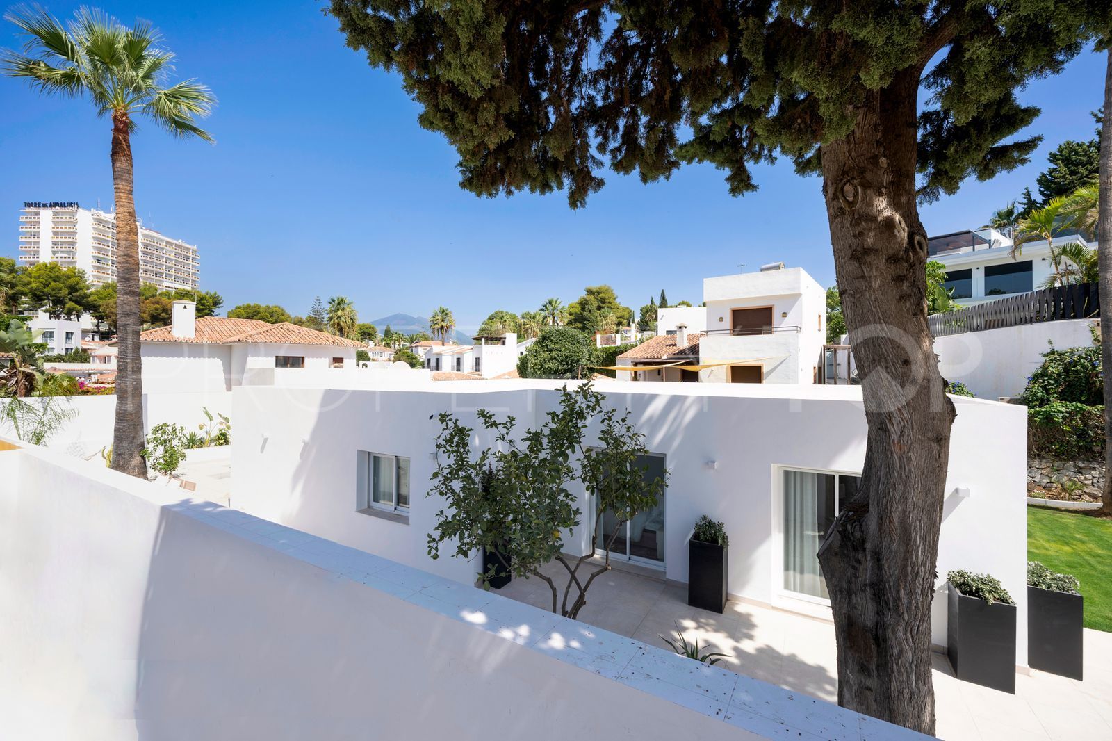 Buy villa in Nueva Andalucia with 4 bedrooms