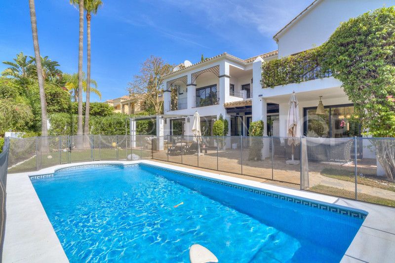 For sale villa in Guadalmina Alta with 5 bedrooms