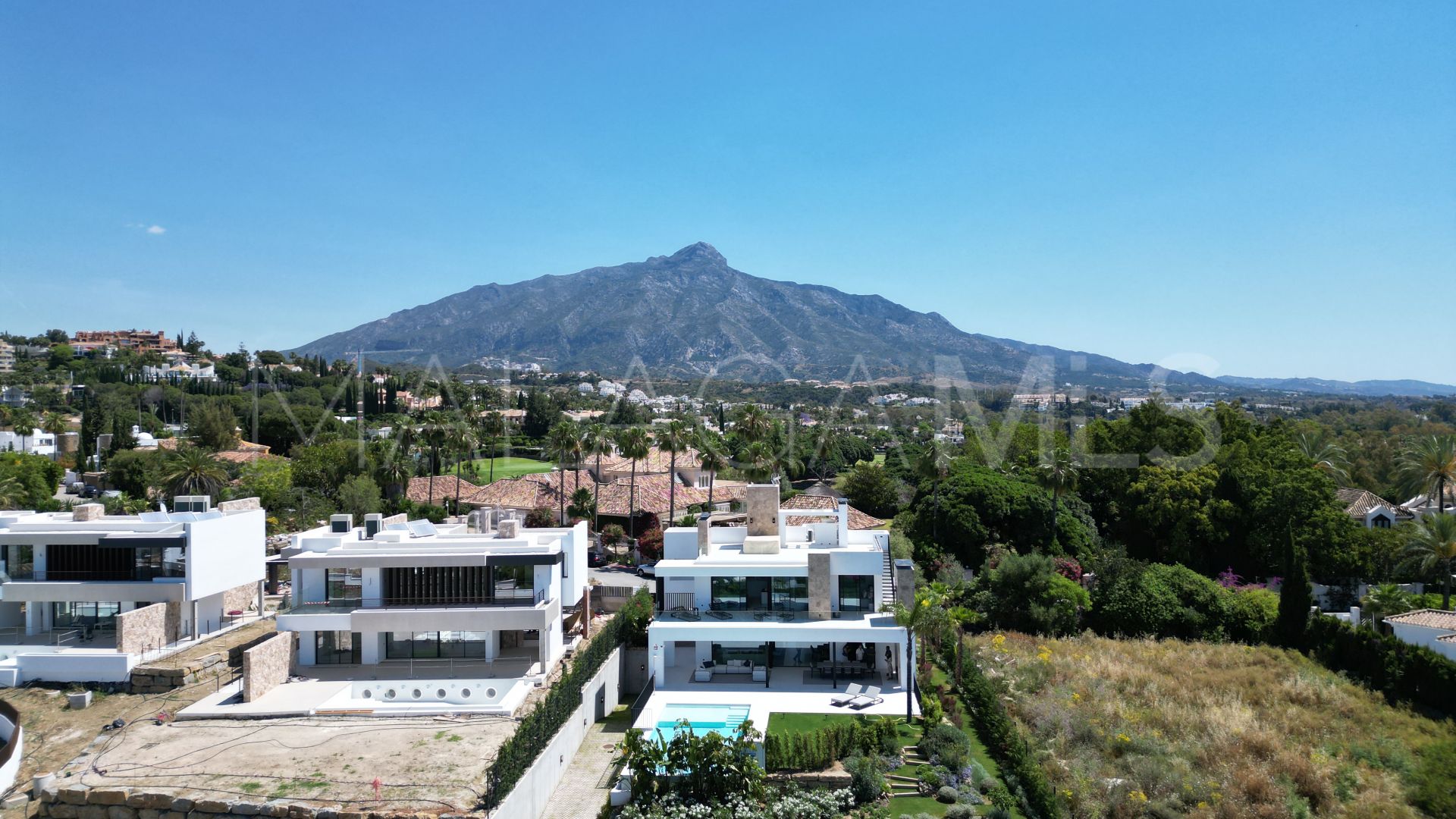 Villa for sale in Nueva Andalucia