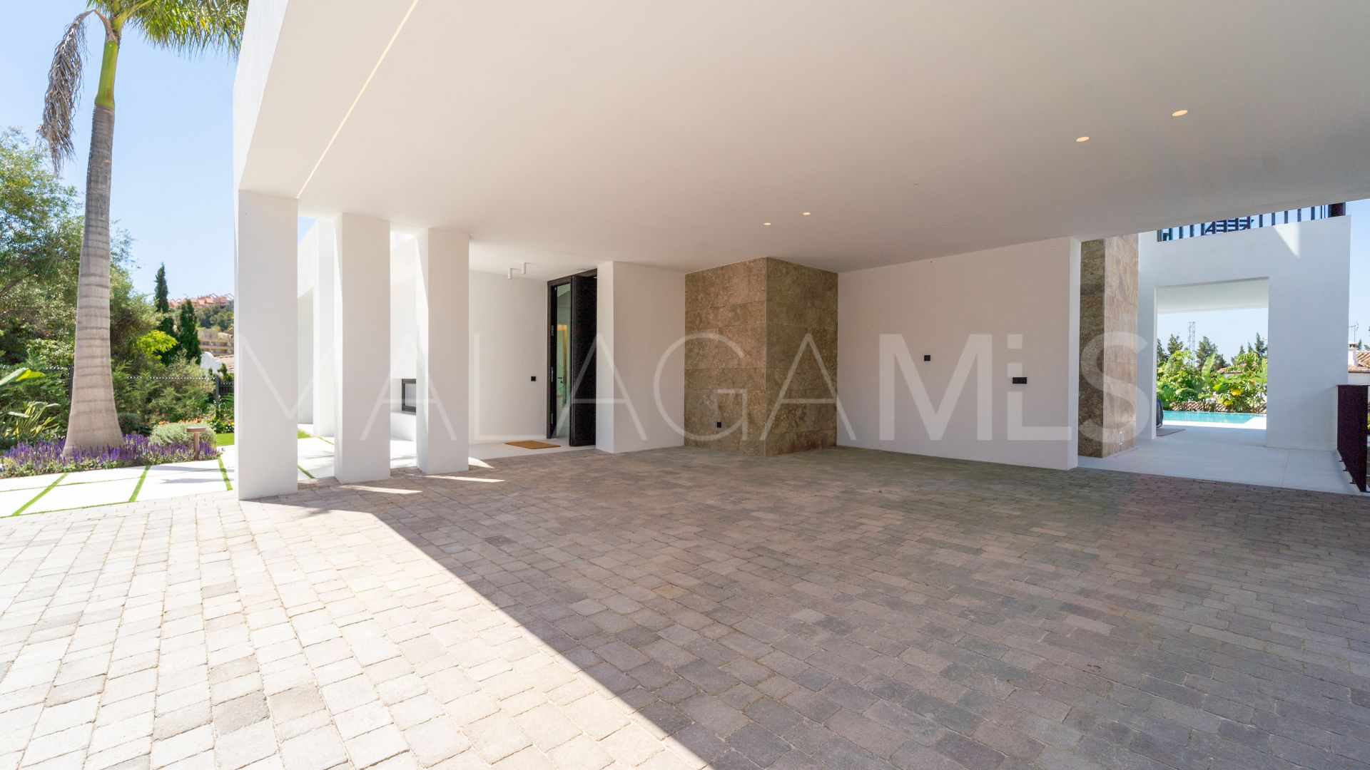 Villa for sale in Nueva Andalucia