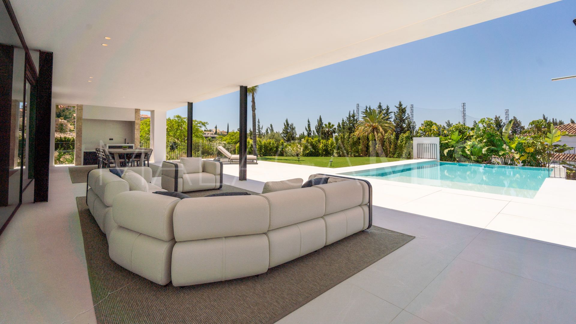 Villa for sale in Nueva Andalucia