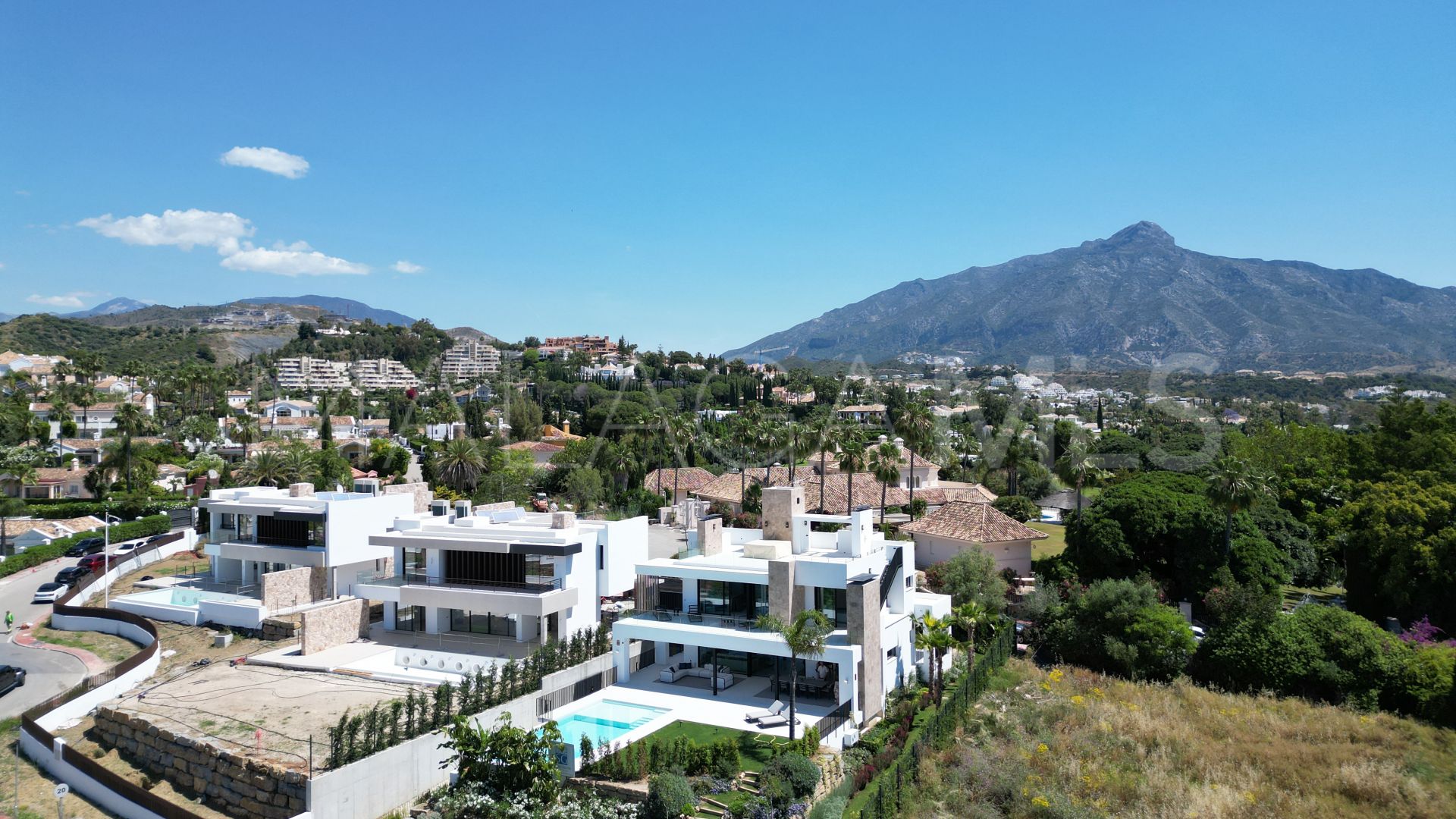 Villa for sale in Nueva Andalucia