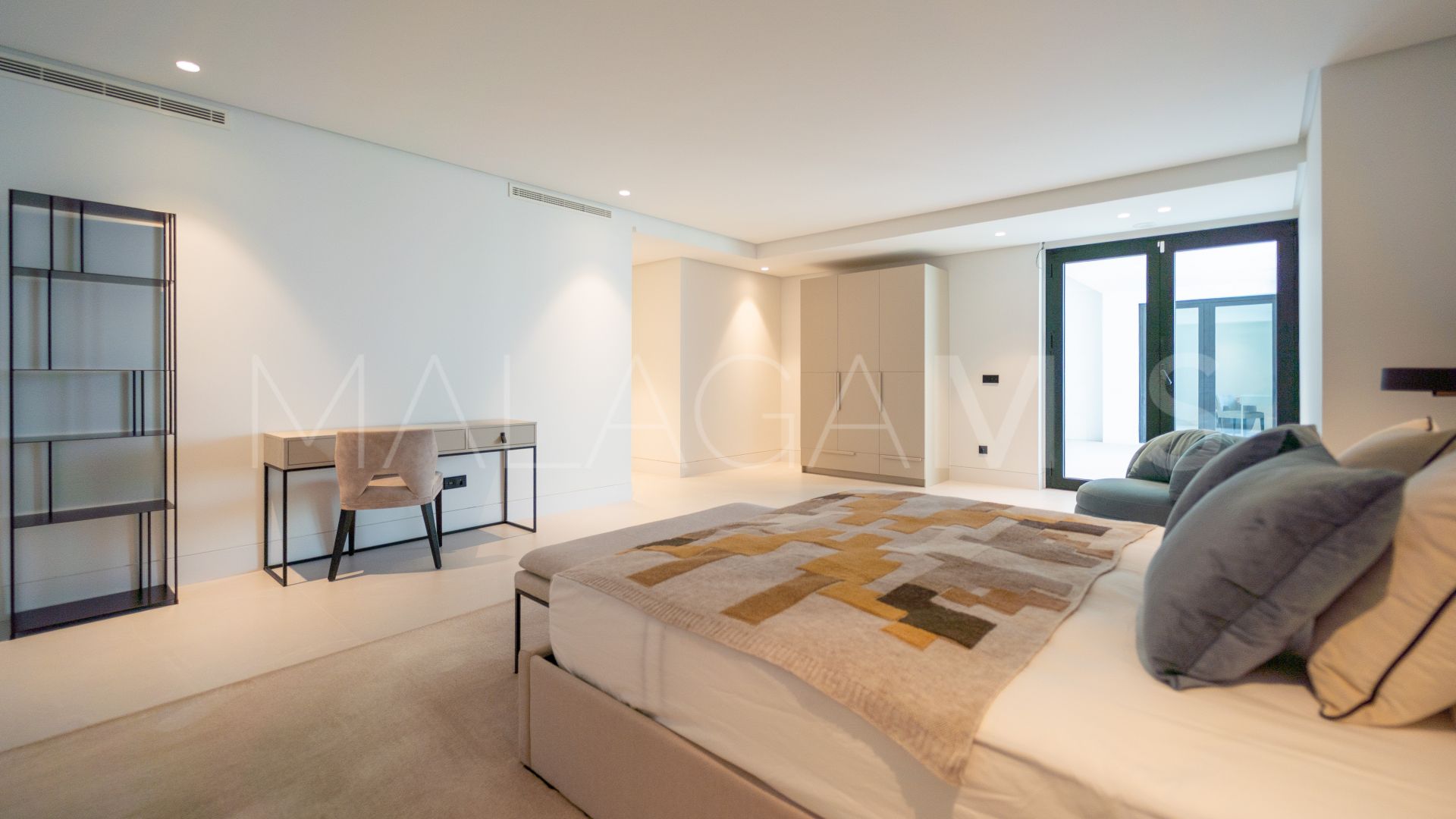 Villa for sale in Nueva Andalucia