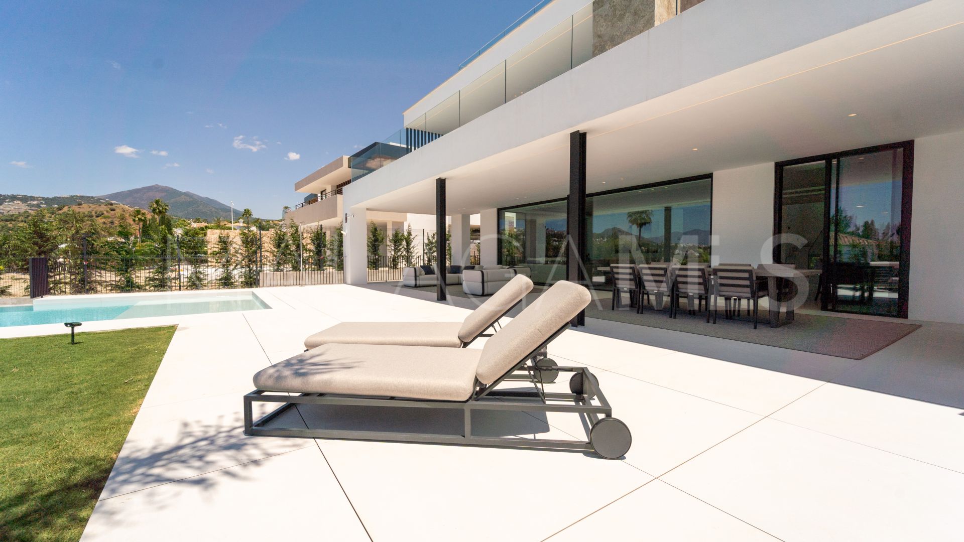 Villa for sale in Nueva Andalucia