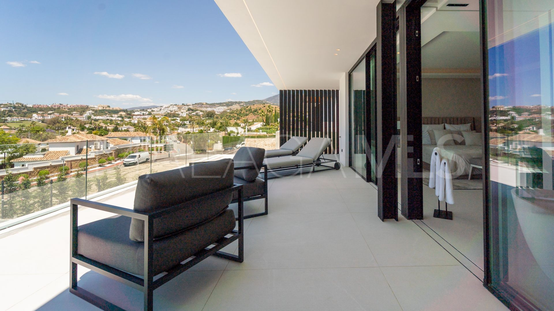 Villa for sale in Nueva Andalucia