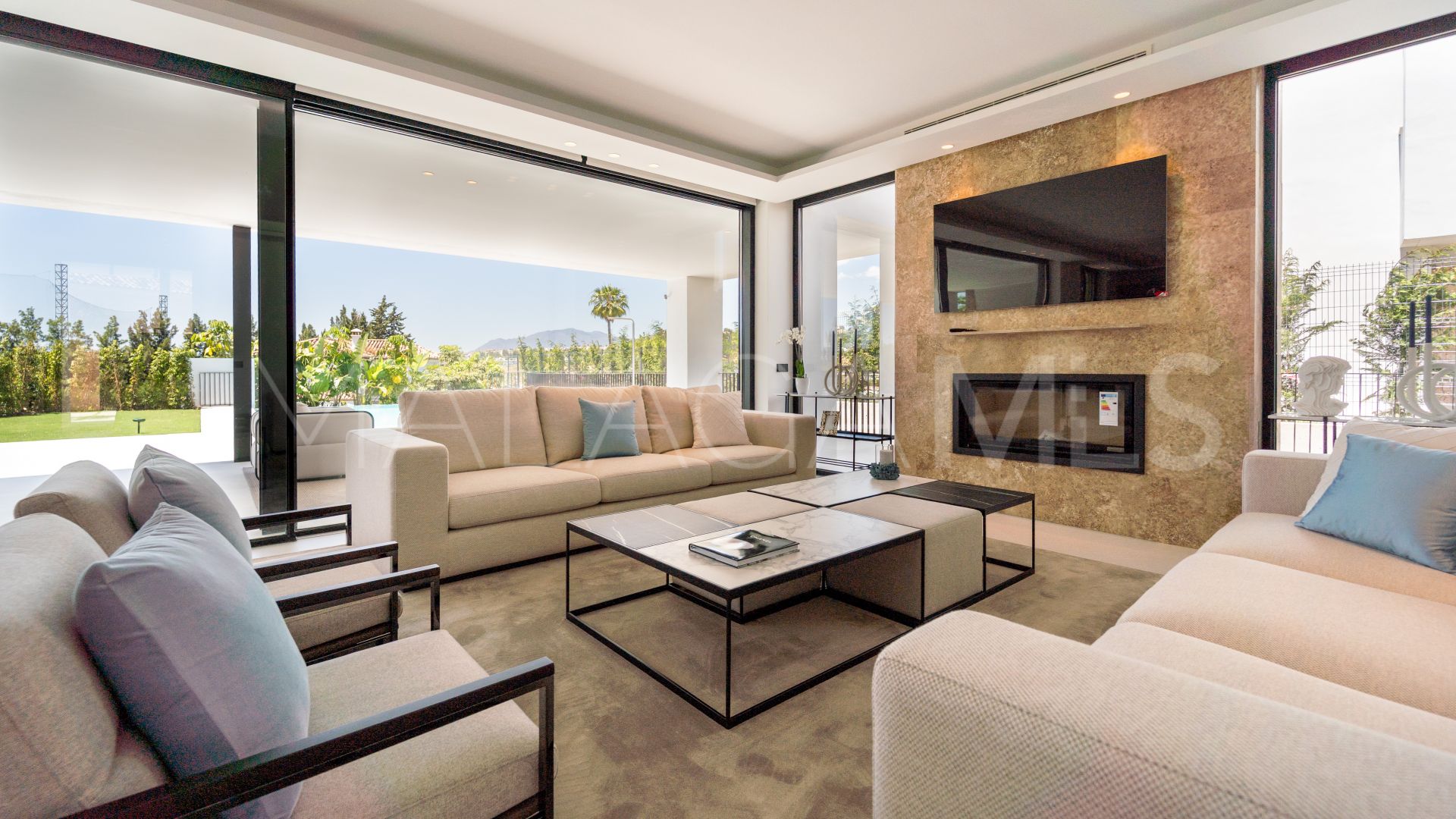 Villa for sale in Nueva Andalucia