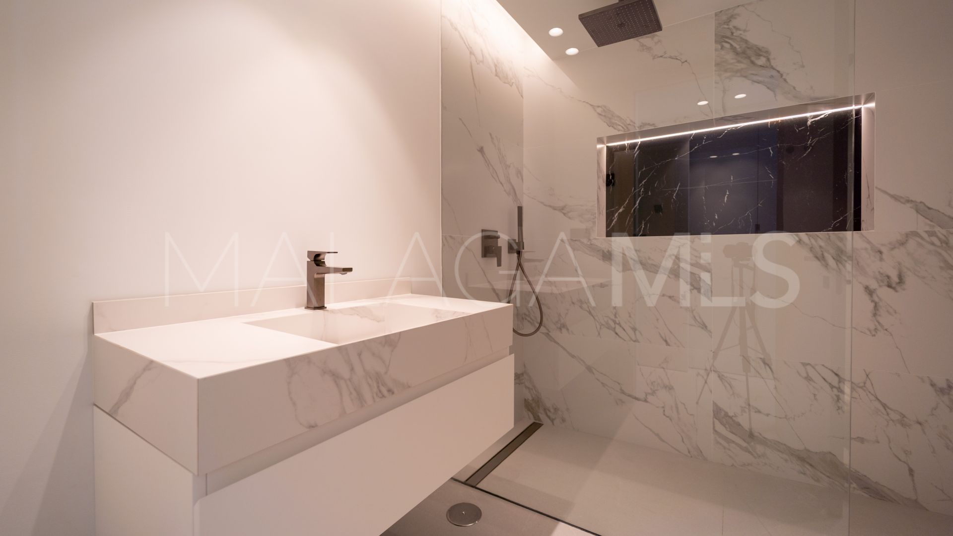 Villa for sale in Nueva Andalucia