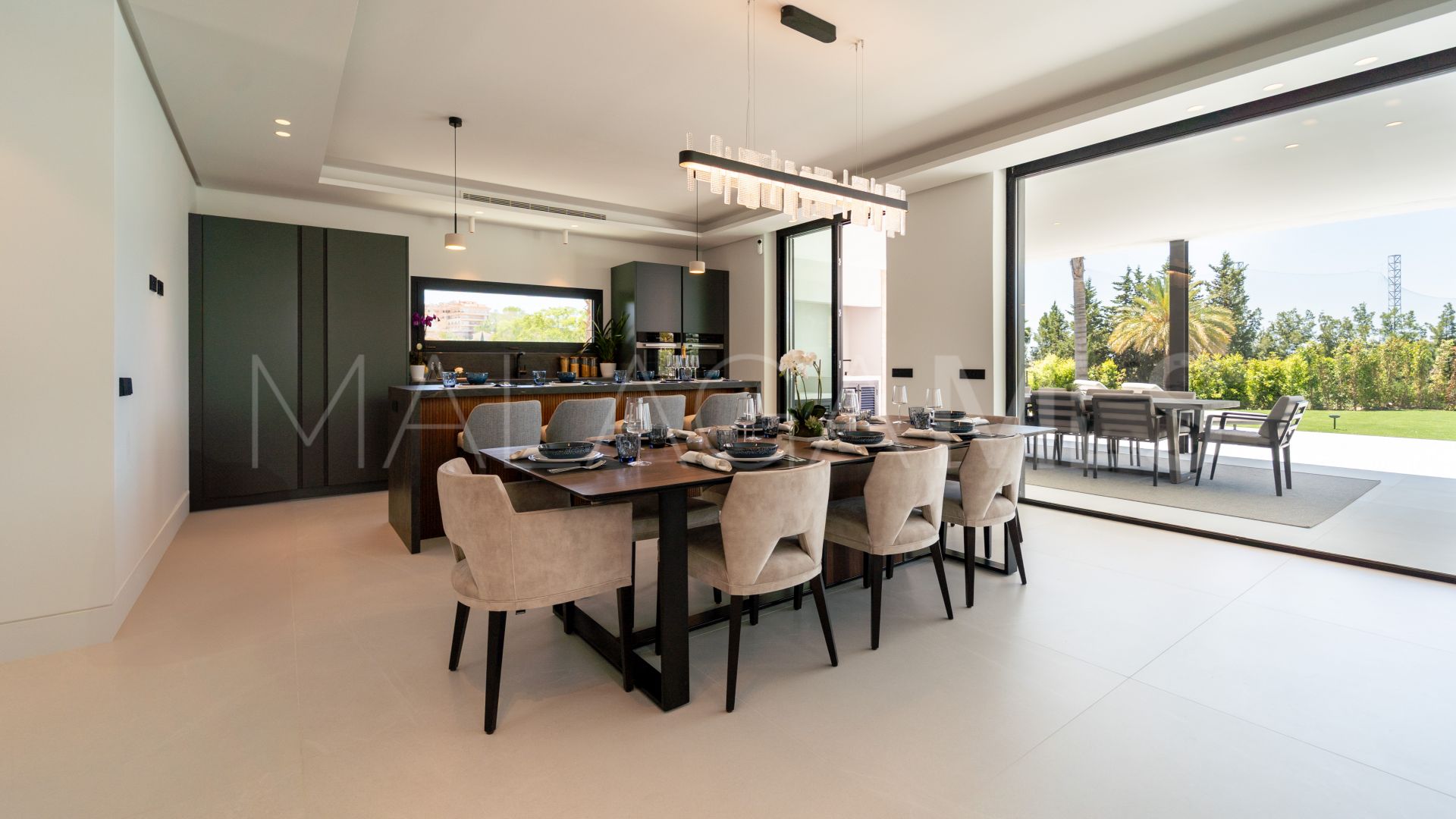 Villa for sale in Nueva Andalucia