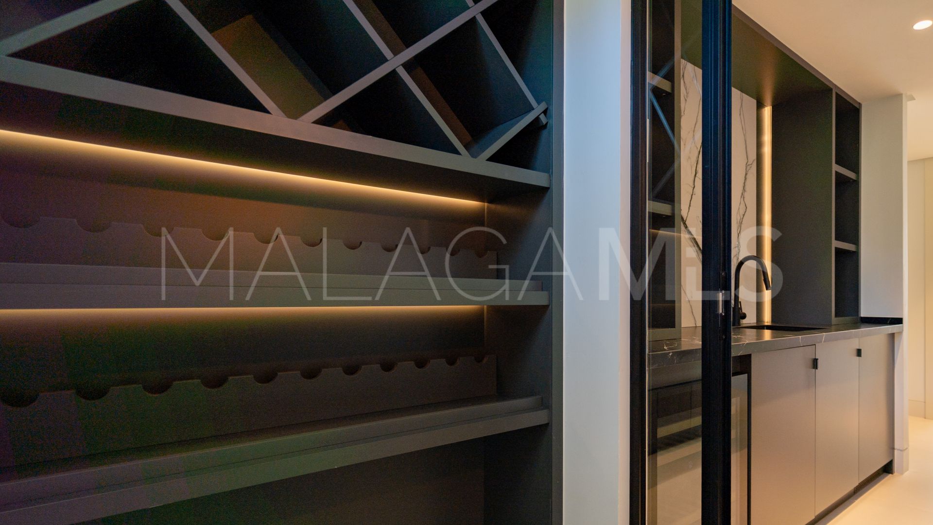 Villa for sale in Nueva Andalucia