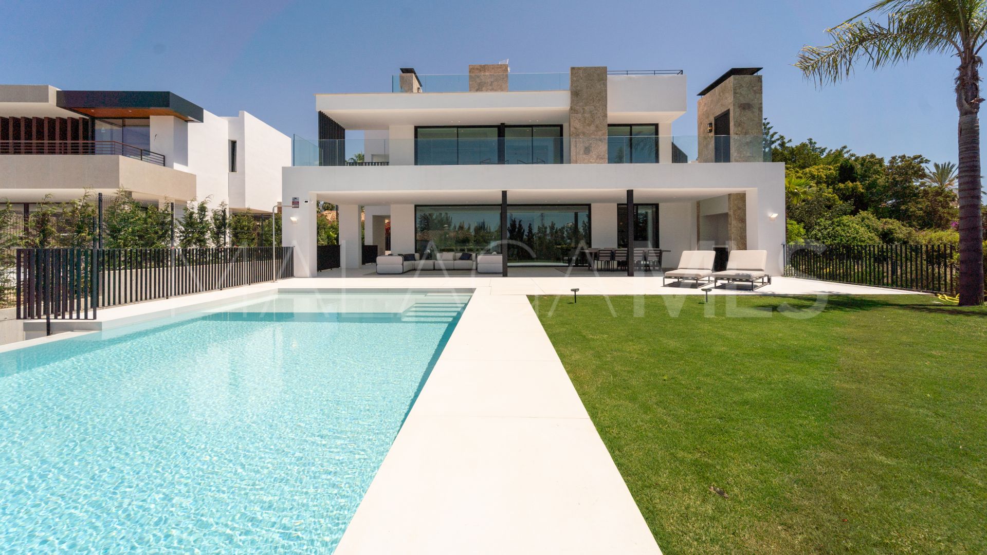 Villa for sale in Nueva Andalucia