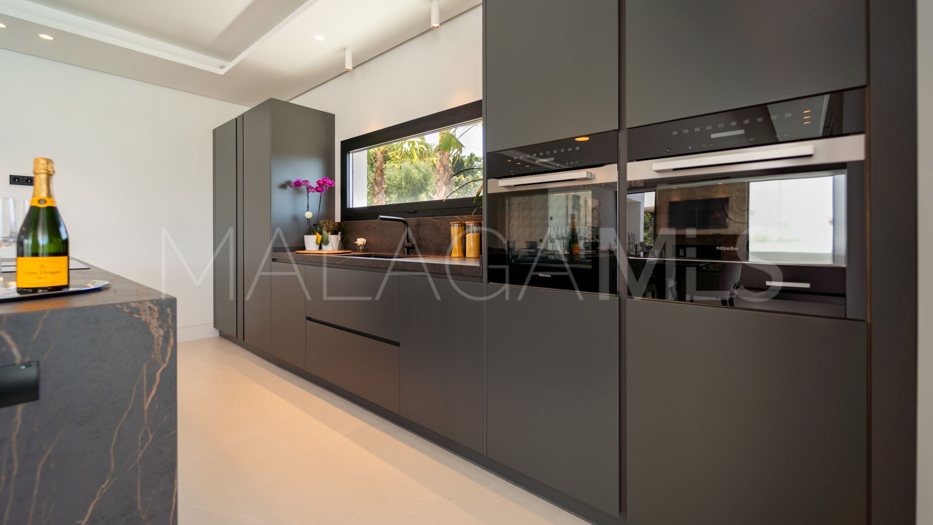 Villa for sale in Nueva Andalucia