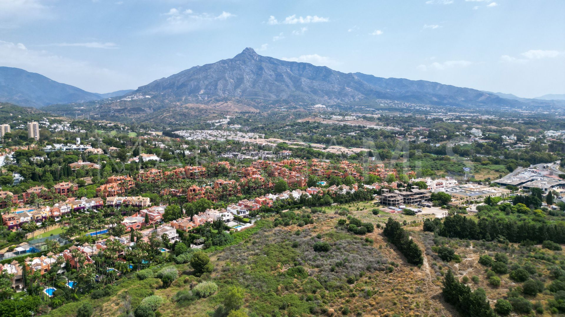 Villa for sale in Nueva Andalucia