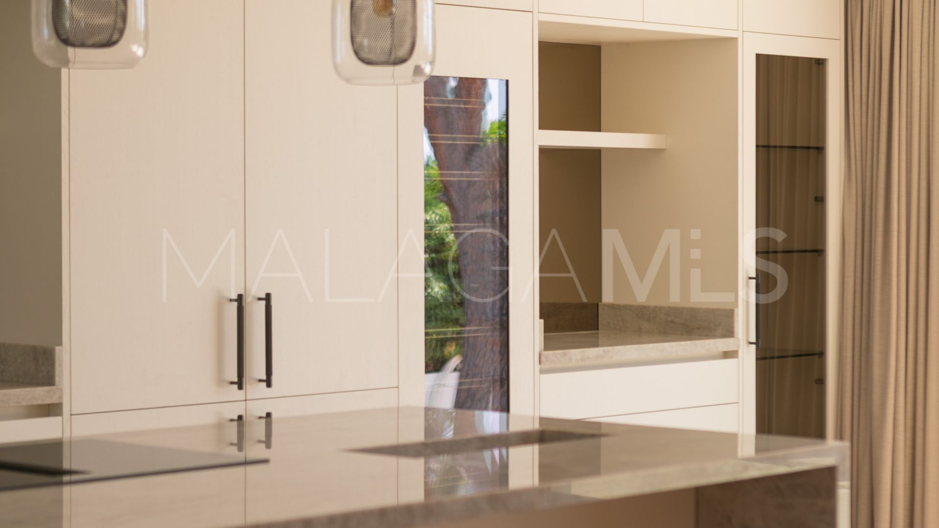 For sale villa with 4 bedrooms in Elviria