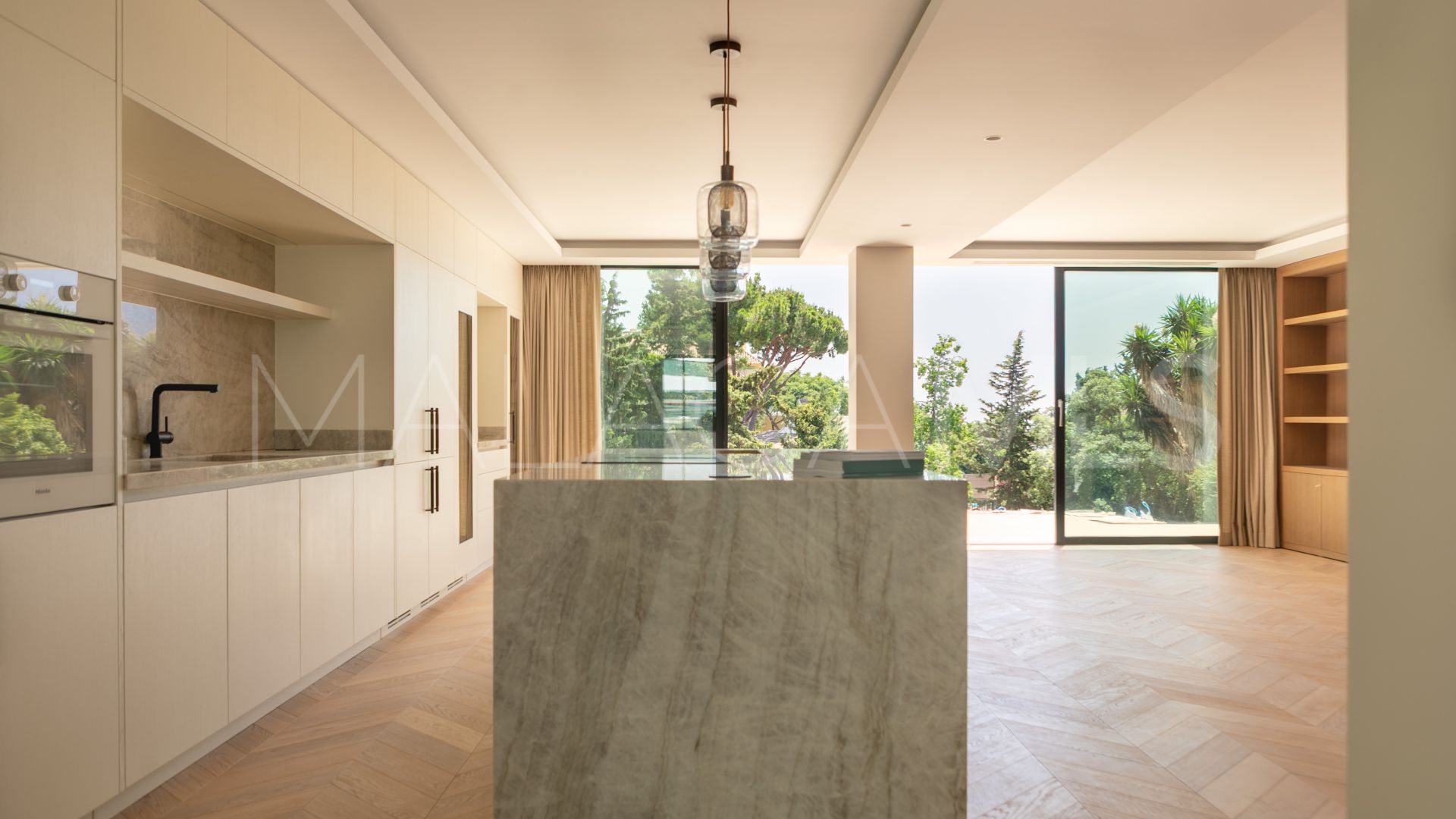 For sale villa with 4 bedrooms in Elviria