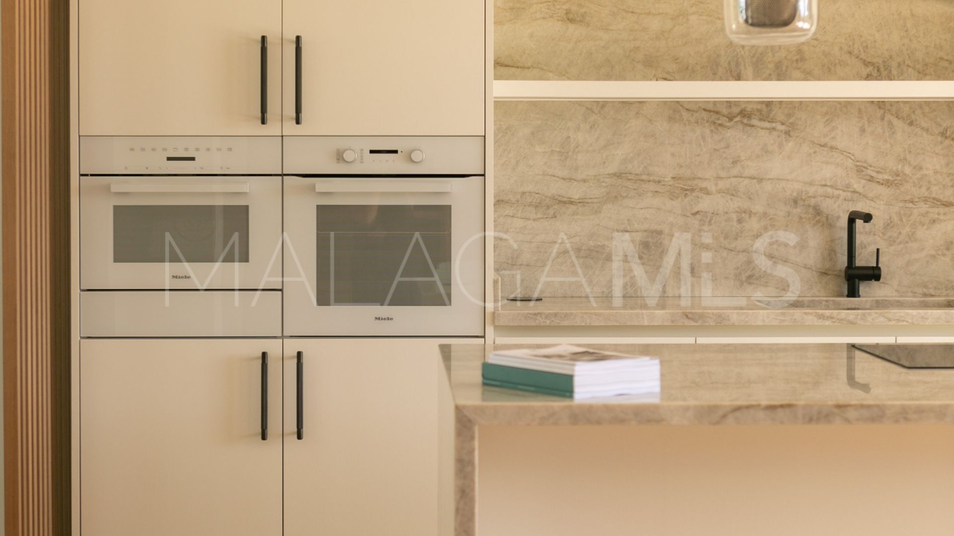 For sale villa with 4 bedrooms in Elviria