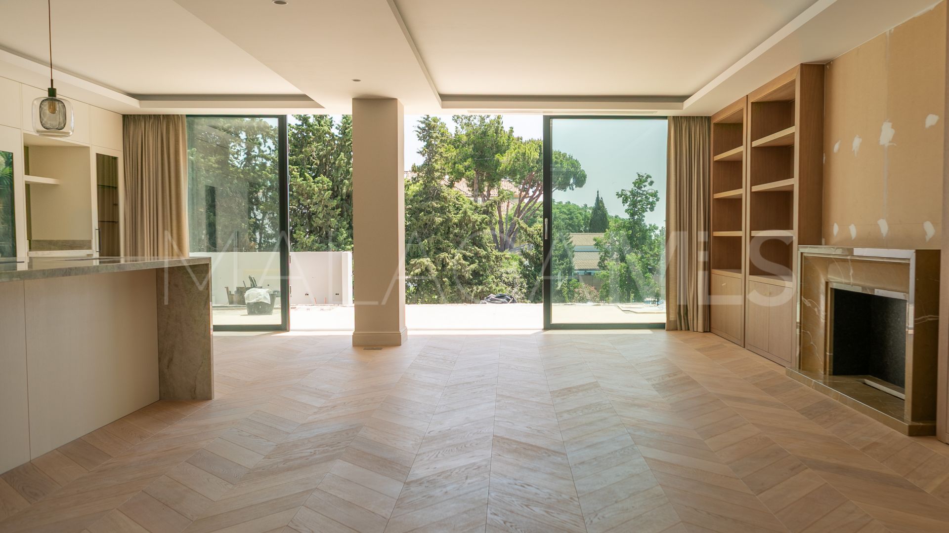 For sale villa with 4 bedrooms in Elviria
