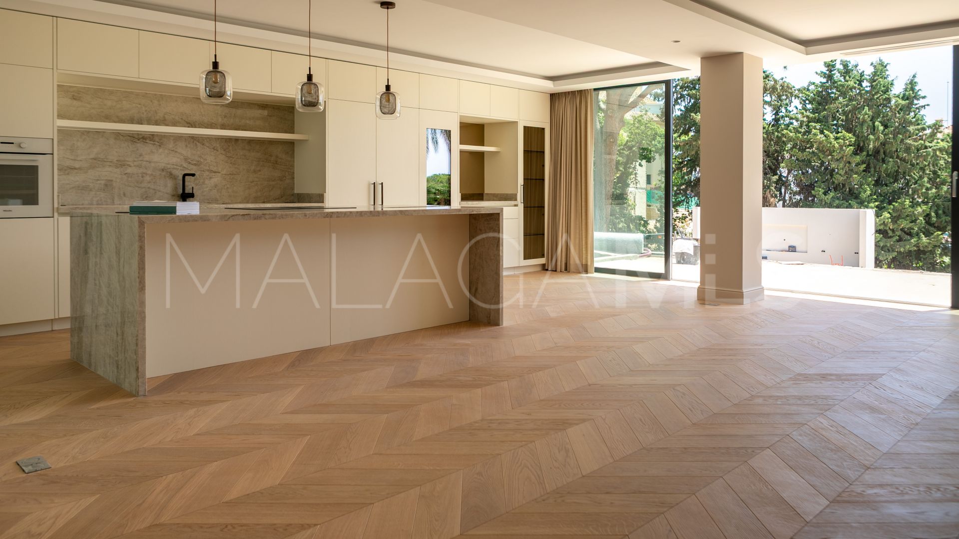 For sale villa with 4 bedrooms in Elviria