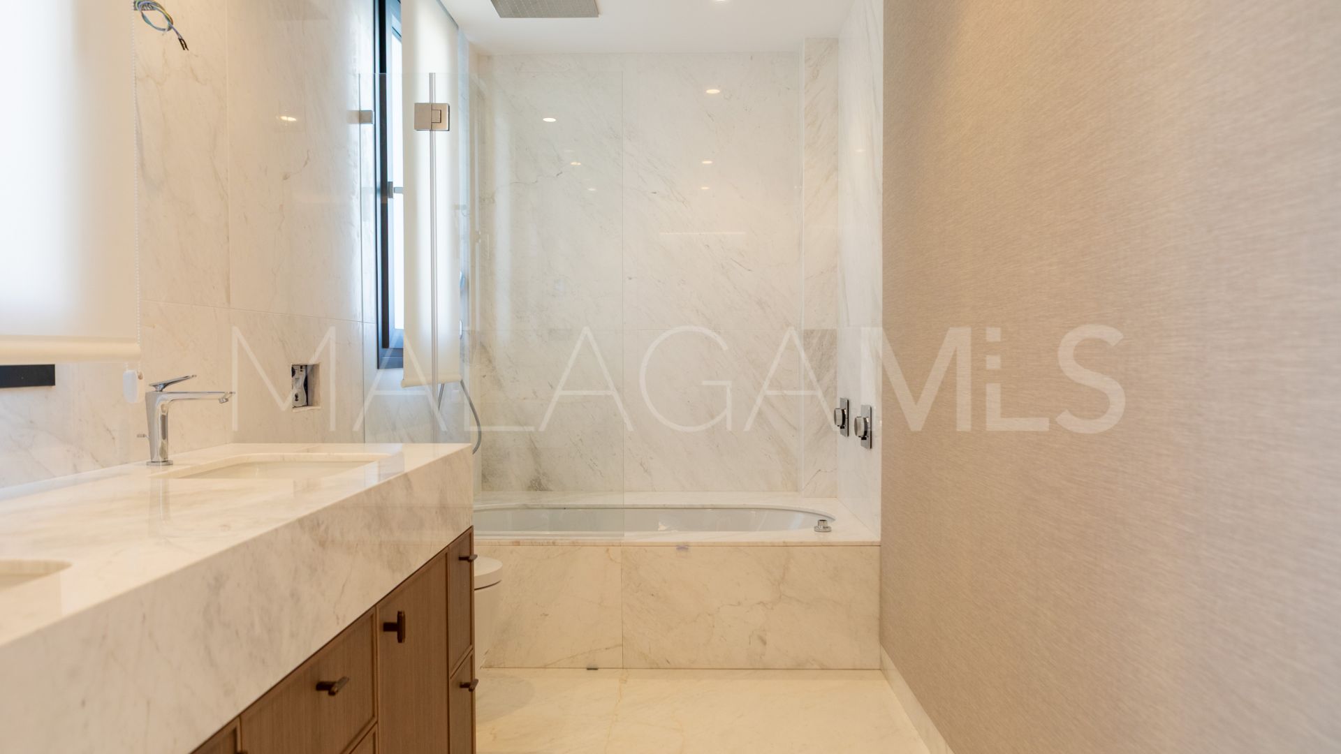 For sale villa with 4 bedrooms in Elviria