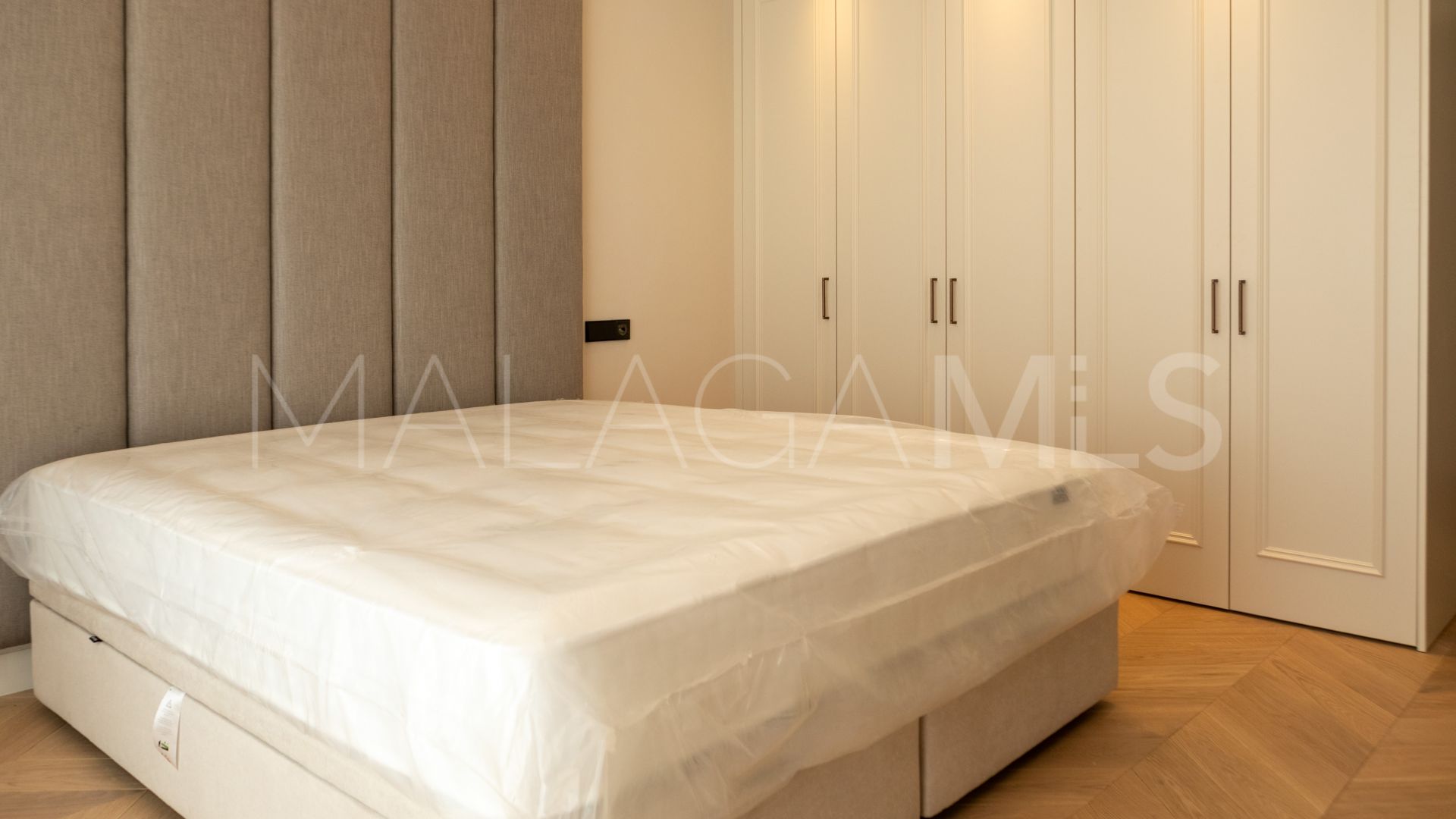 For sale villa with 4 bedrooms in Elviria