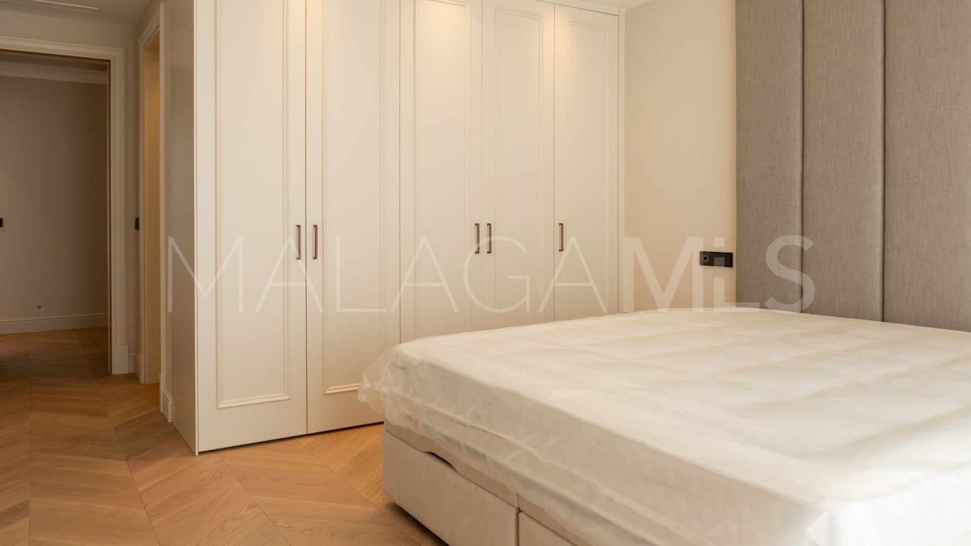 For sale villa with 4 bedrooms in Elviria