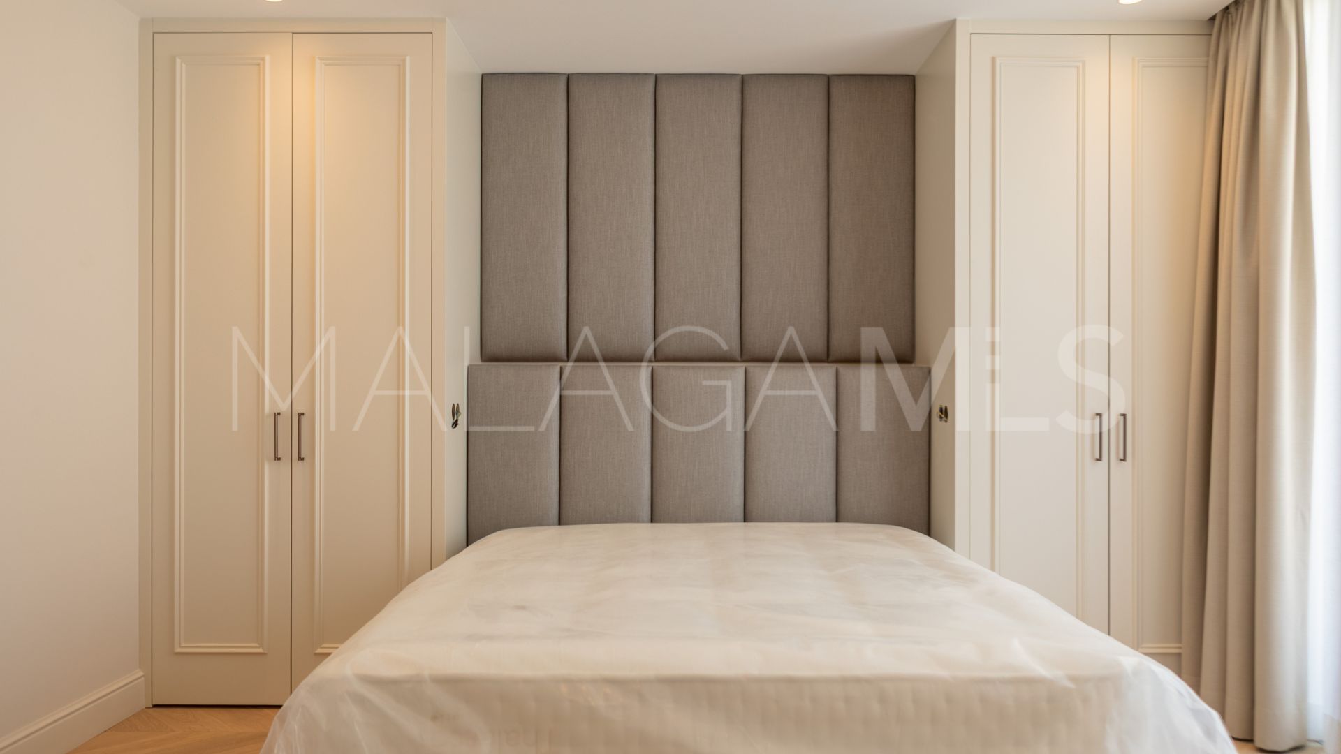 For sale villa with 4 bedrooms in Elviria