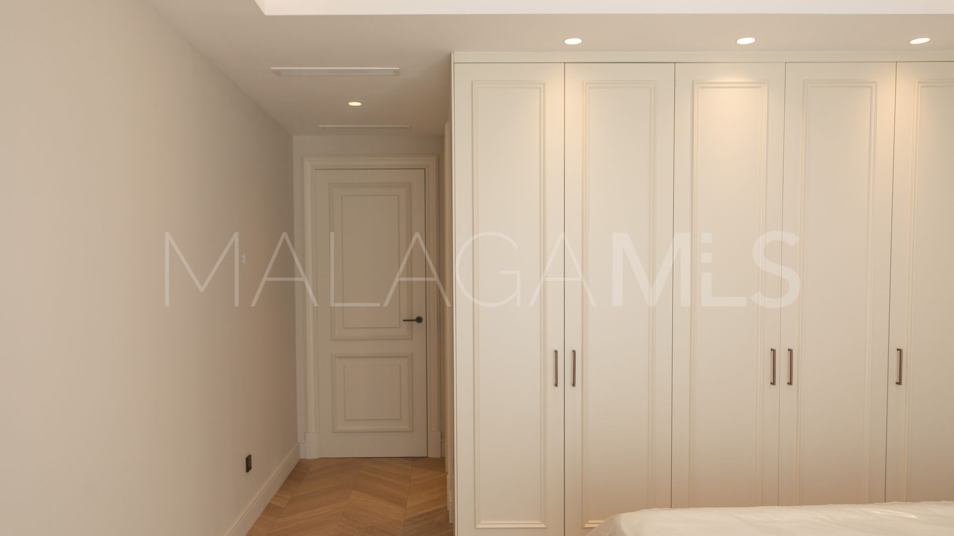 For sale villa with 4 bedrooms in Elviria