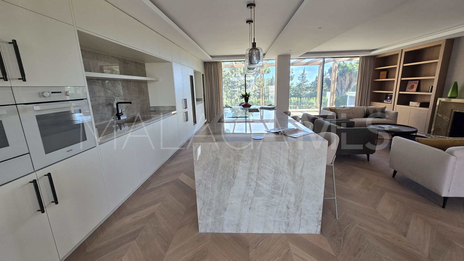 Villa for sale in Elviria