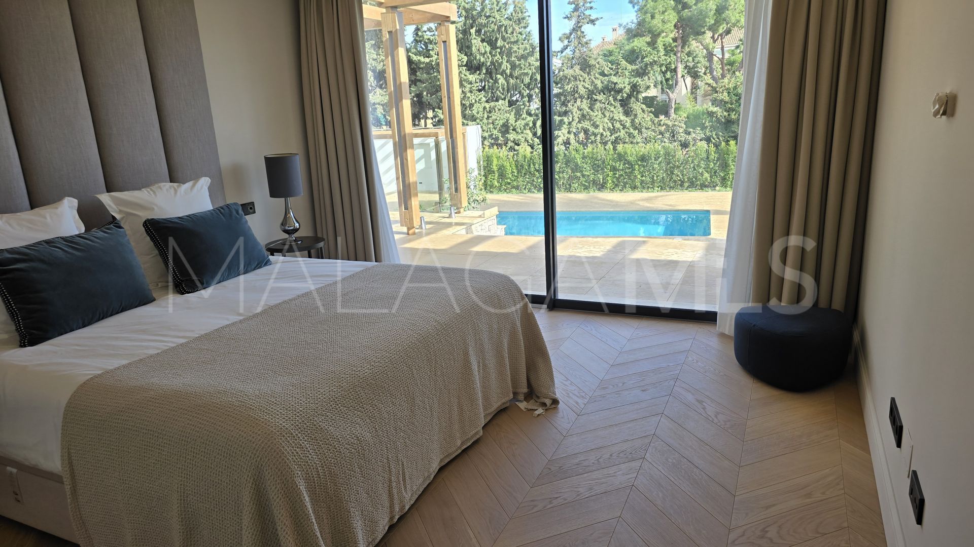 Villa for sale in Elviria