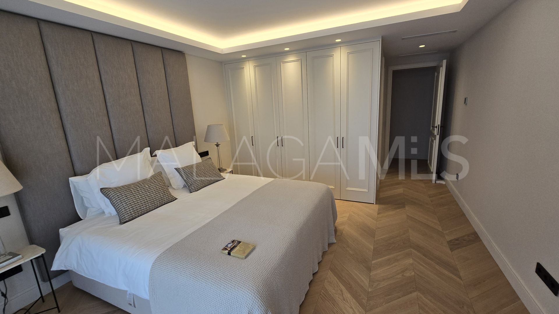 Villa for sale in Elviria