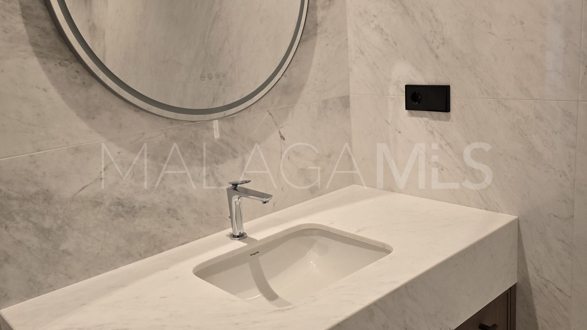 Villa for sale in Elviria