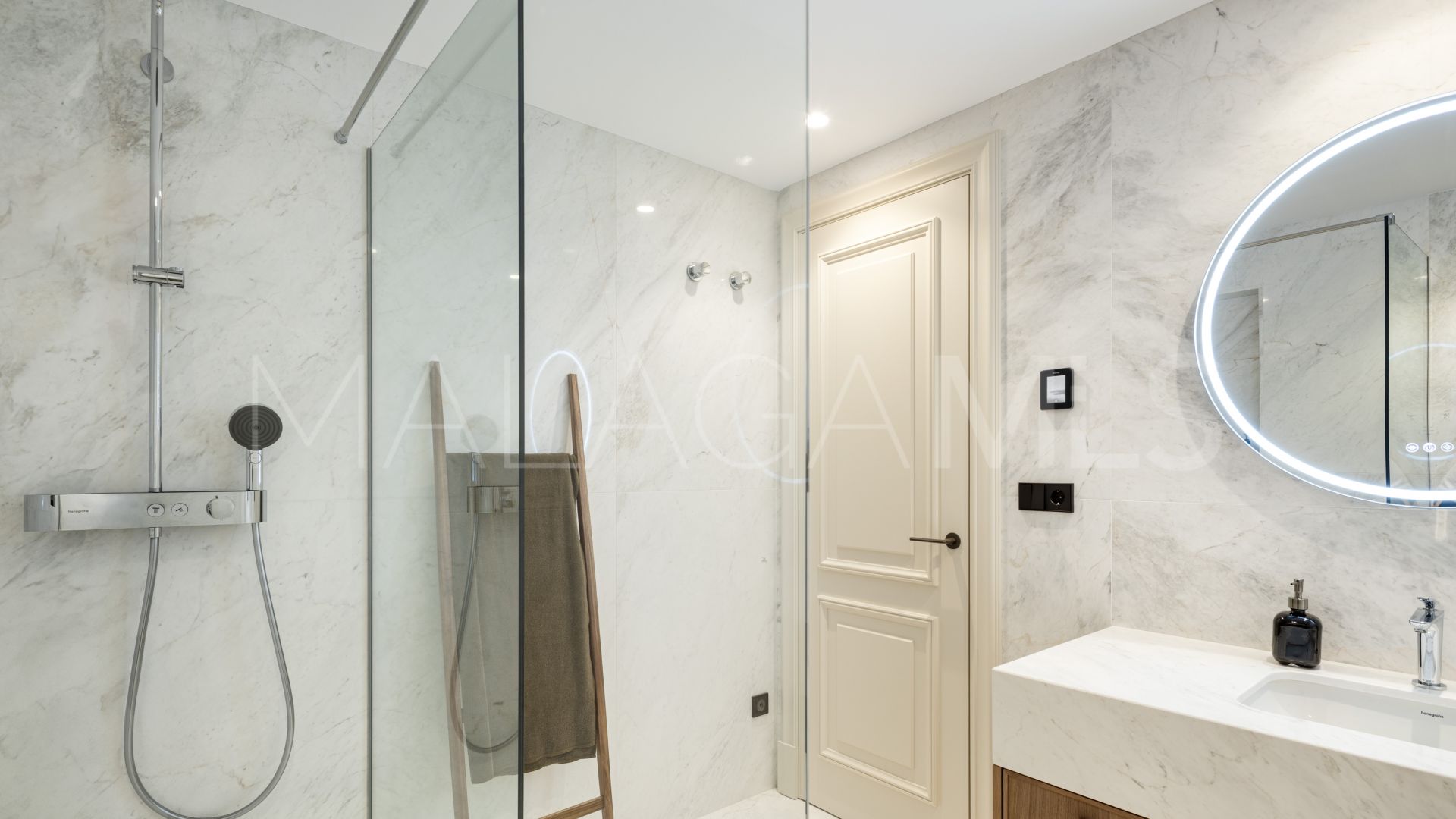 Villa for sale in Elviria