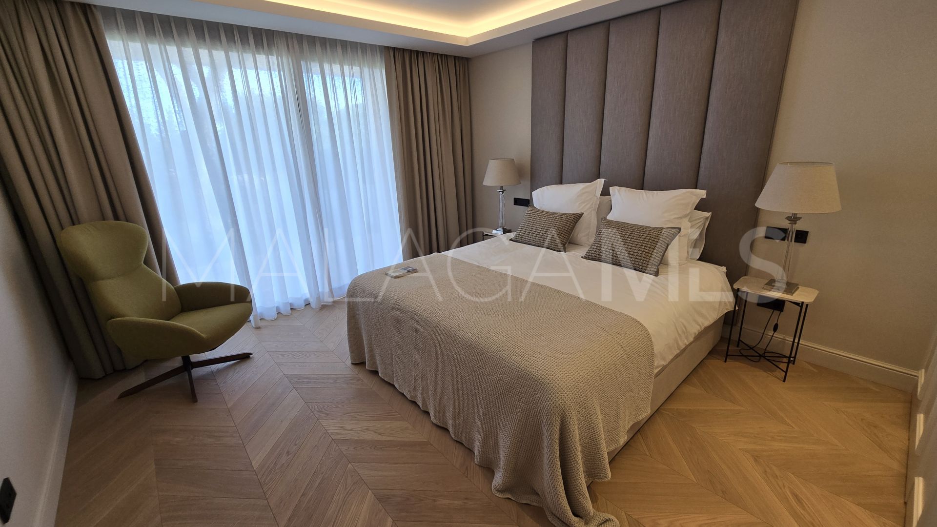 Villa for sale in Elviria