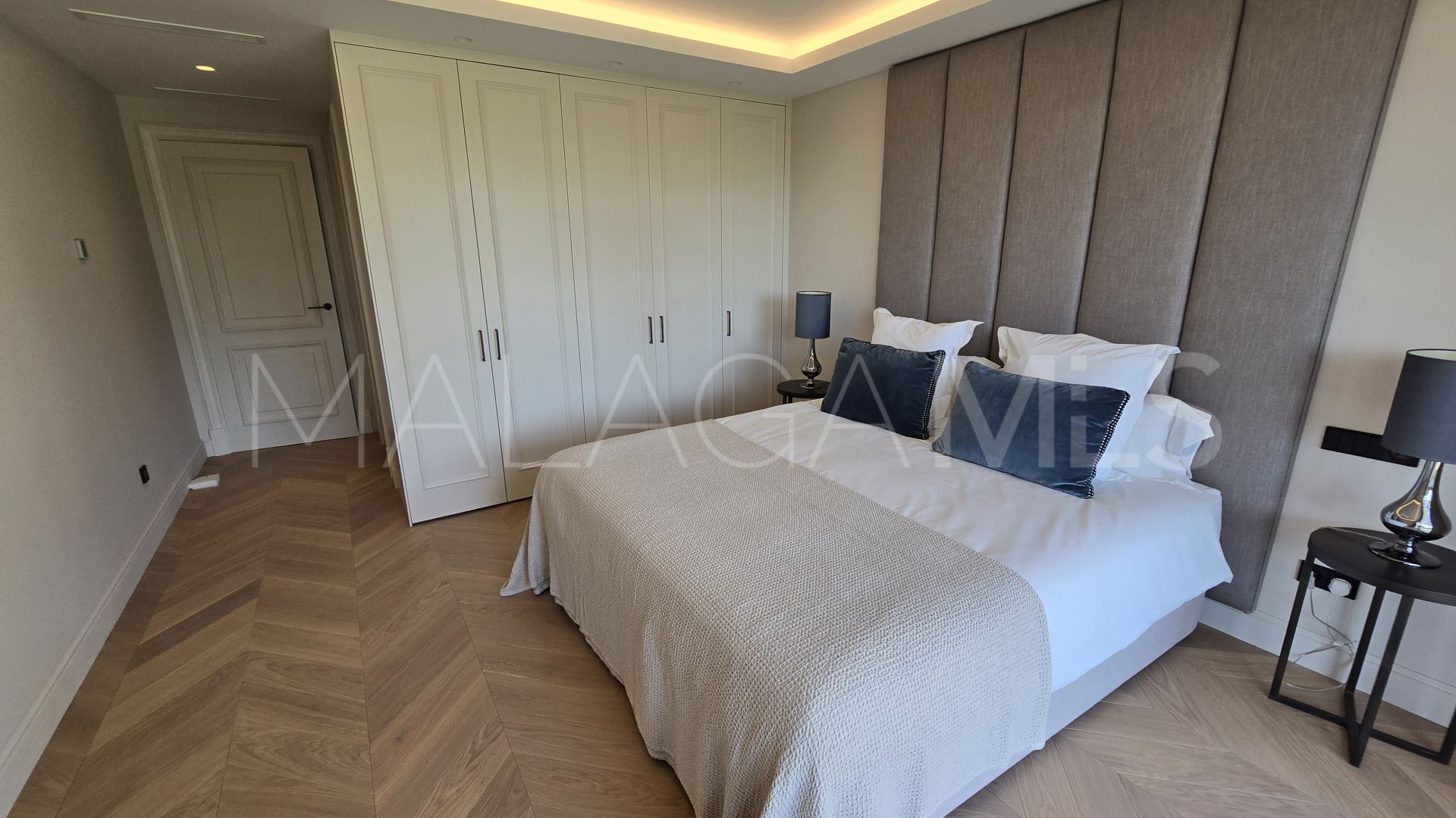 Villa for sale in Elviria