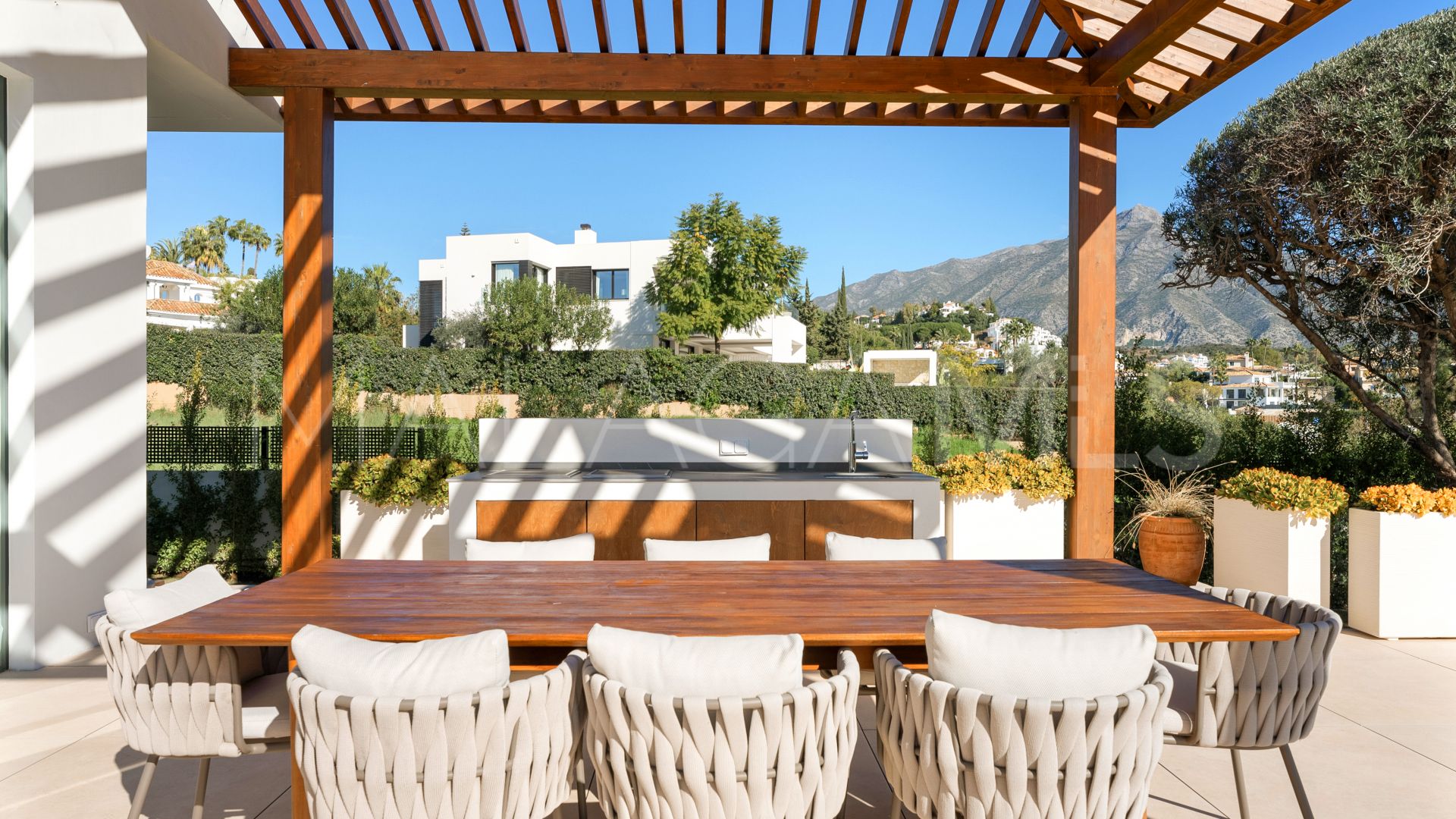 Villa for sale in Nueva Andalucia