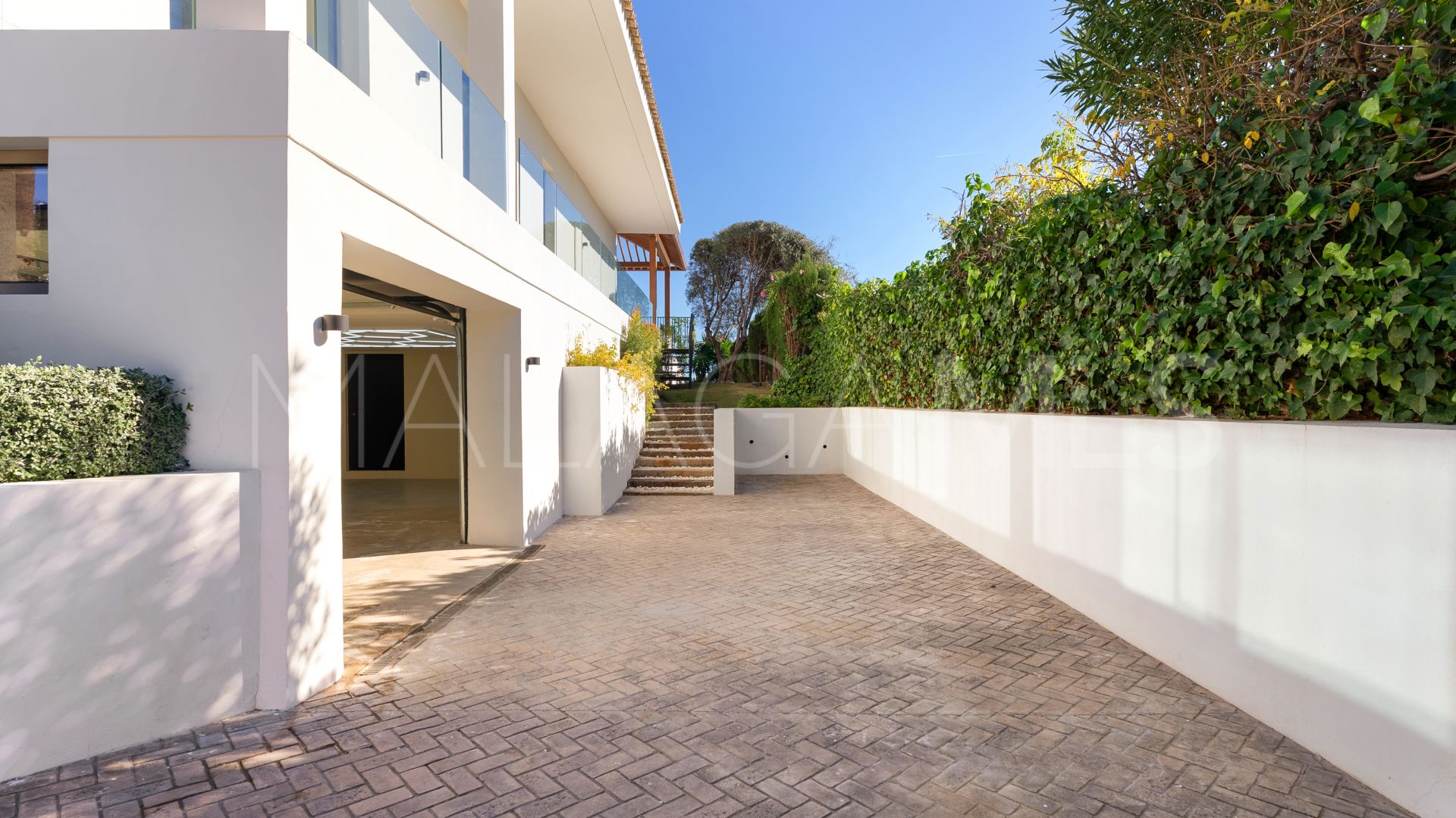 Villa for sale in Nueva Andalucia