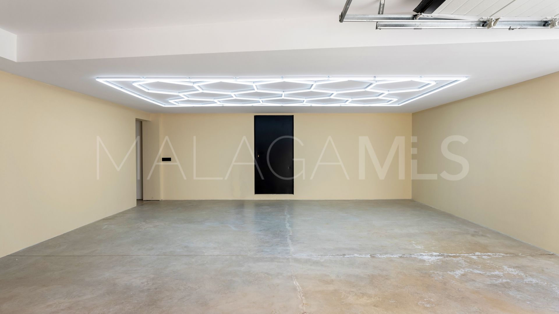 Villa for sale in Nueva Andalucia