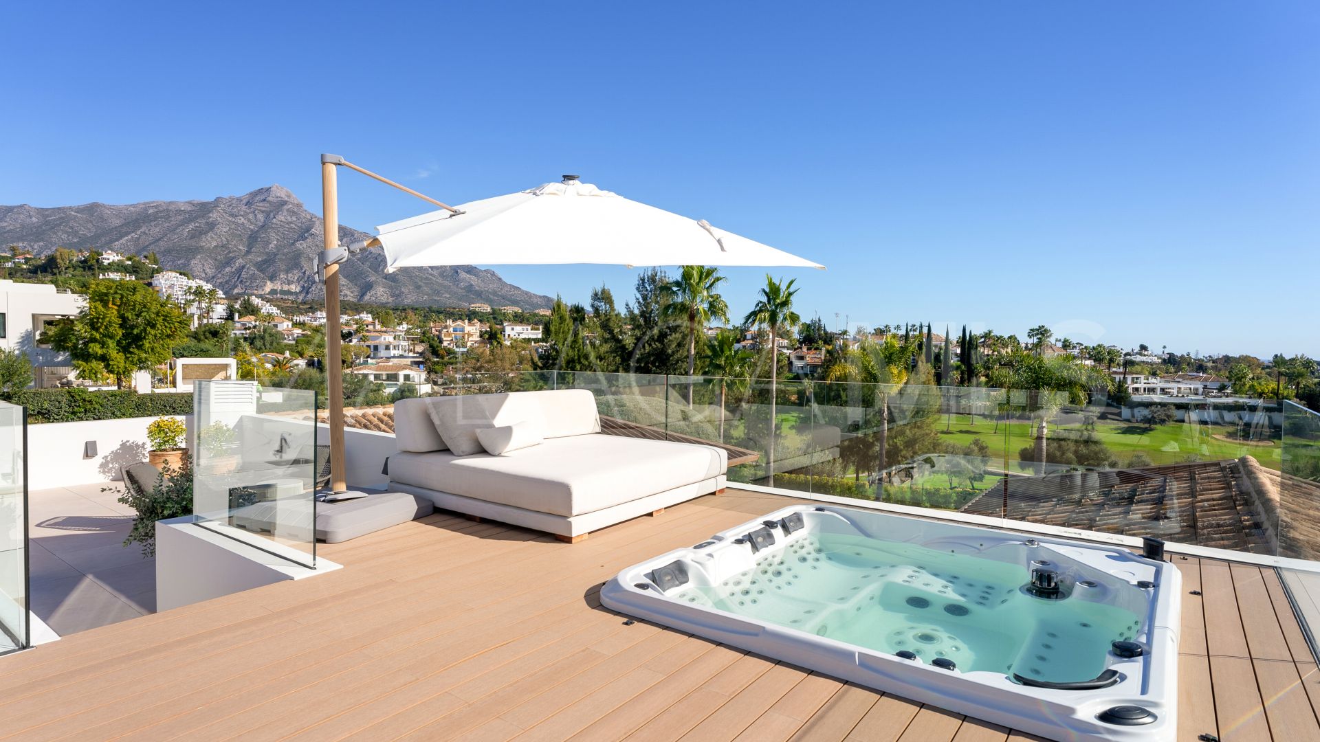 Villa for sale in Nueva Andalucia