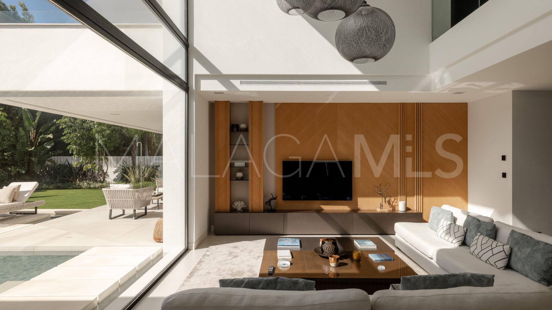 Villa for sale in Nueva Andalucia