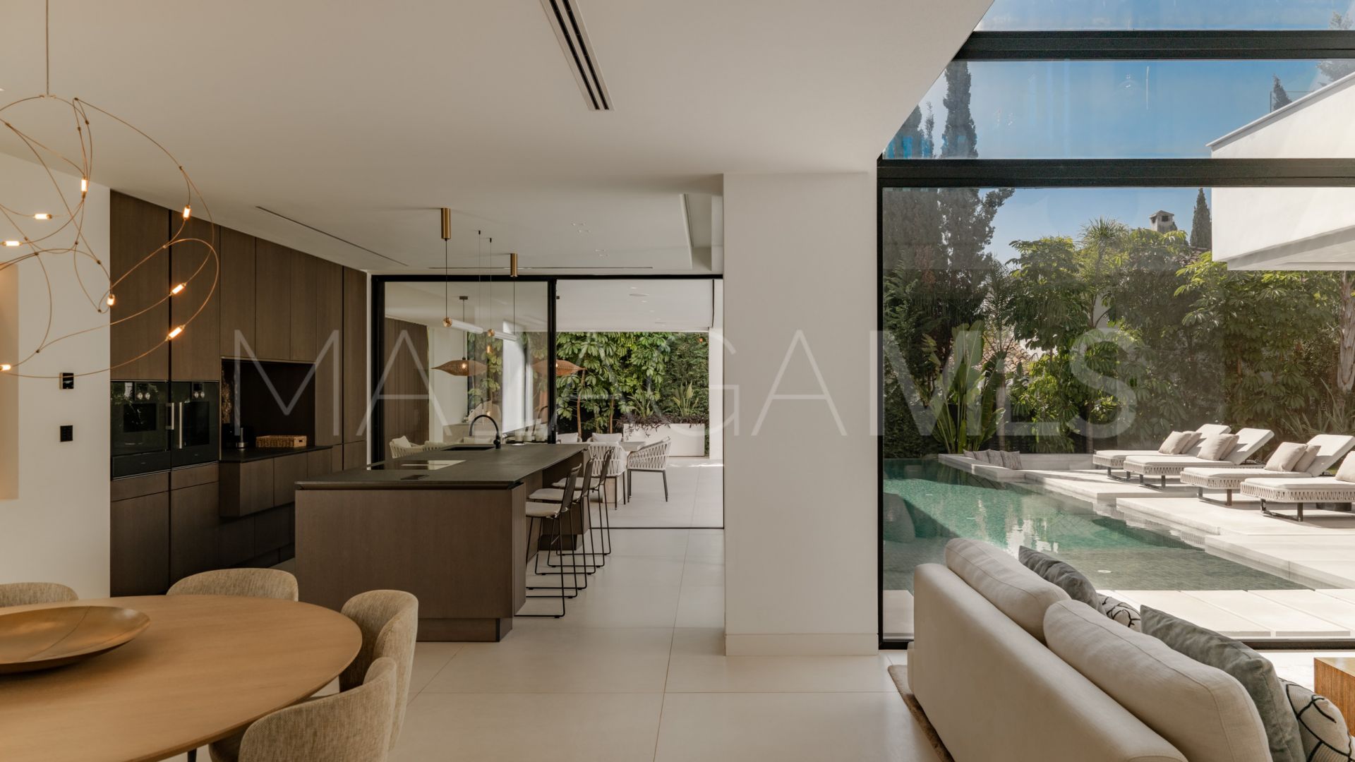 Villa for sale in Nueva Andalucia