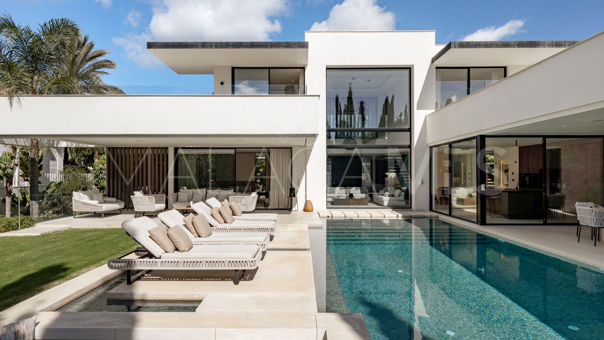 Villa for sale in Nueva Andalucia