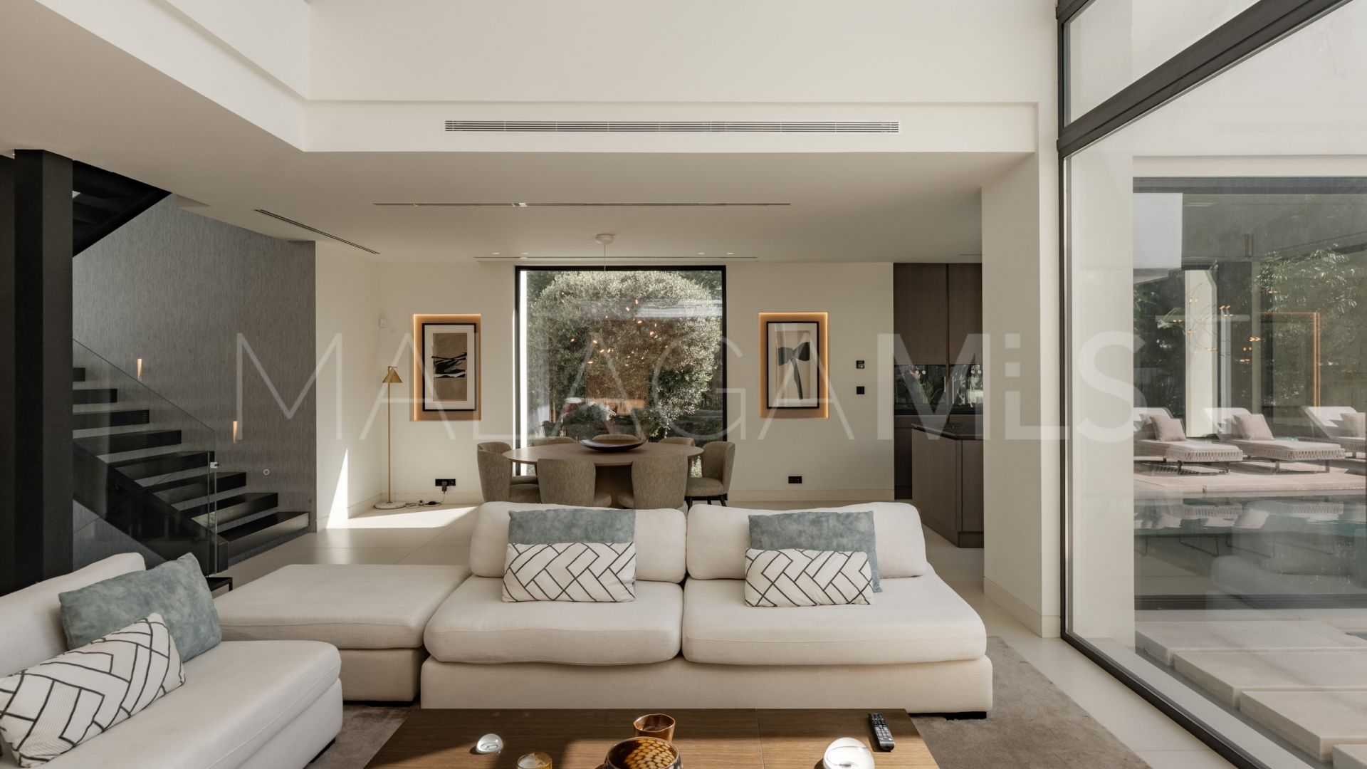 Villa for sale in Nueva Andalucia