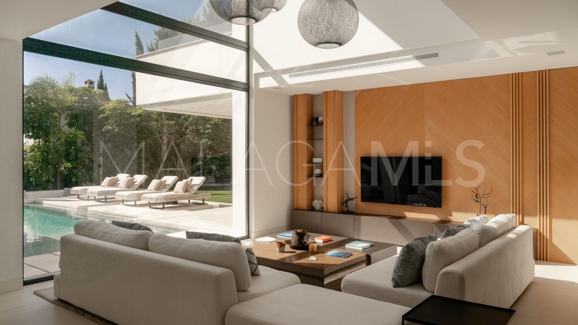 Villa for sale in Nueva Andalucia