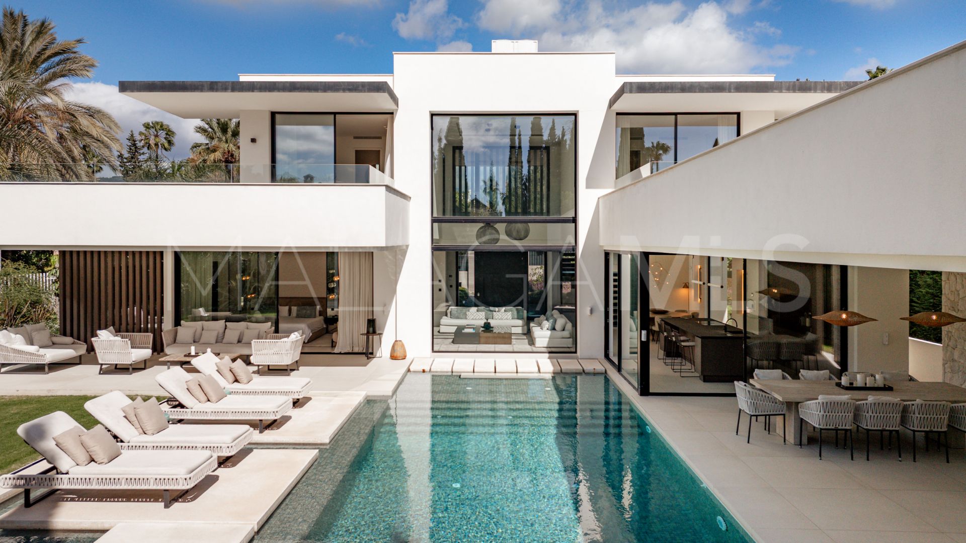 Villa for sale in Nueva Andalucia