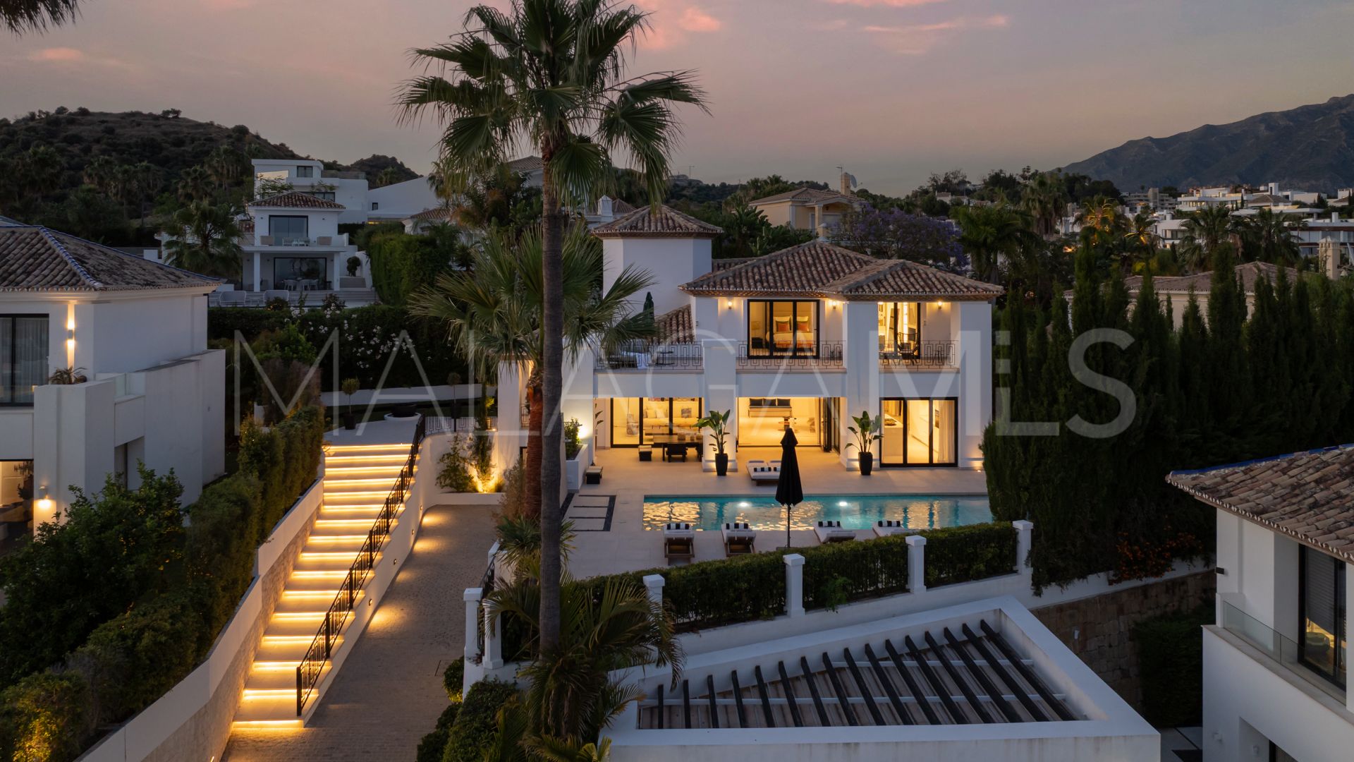 Villa for sale in Nueva Andalucia