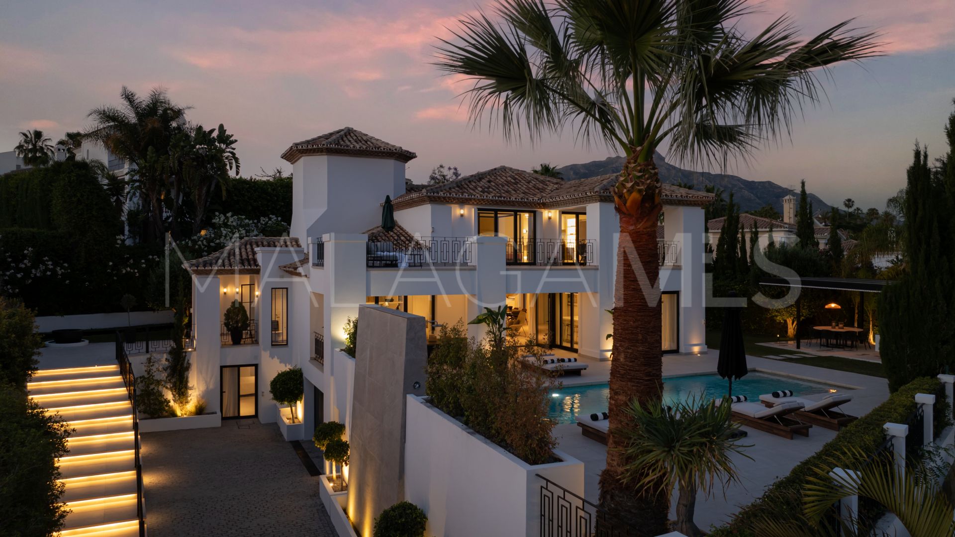Villa for sale in Nueva Andalucia