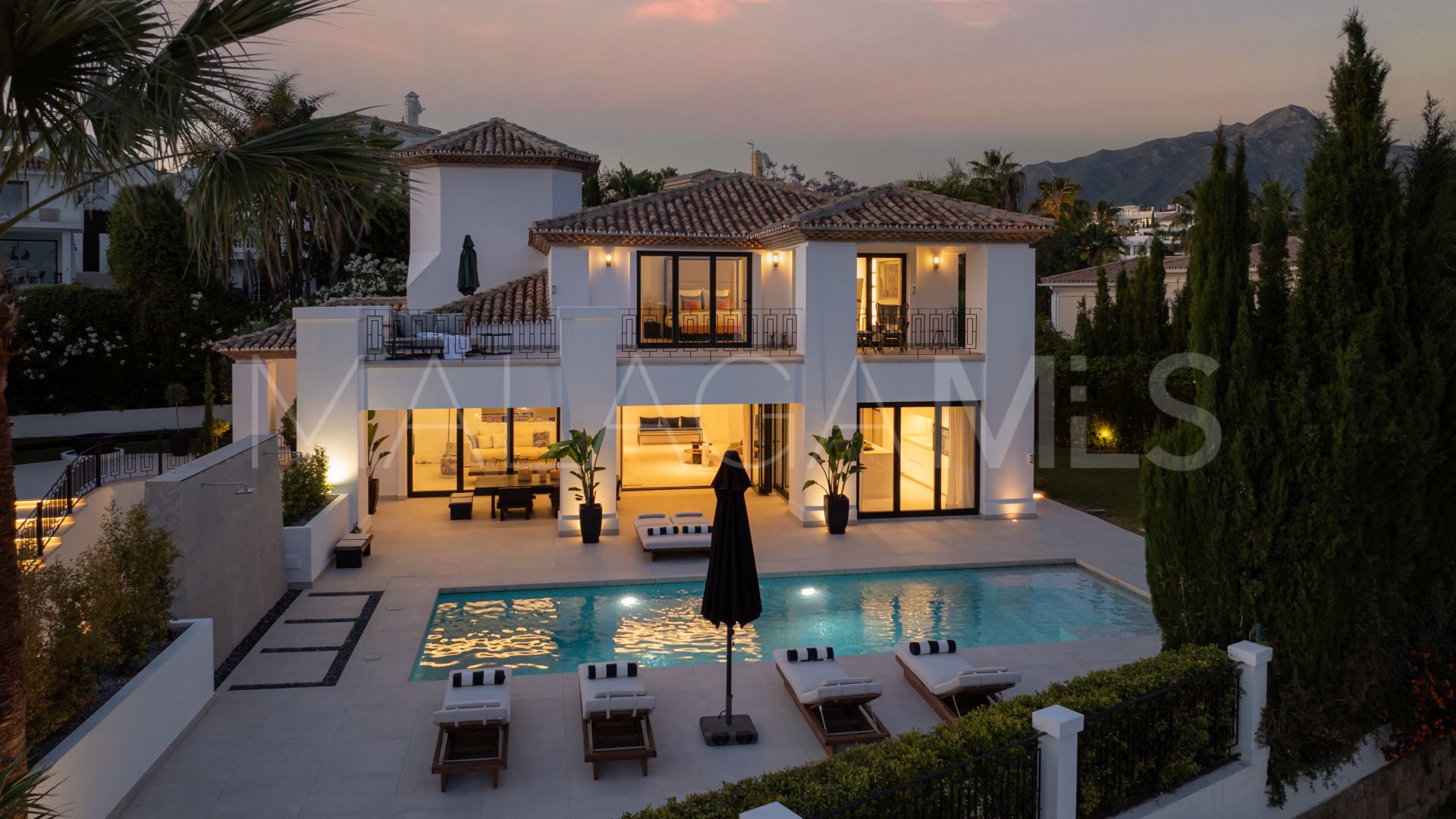 Villa for sale in Nueva Andalucia