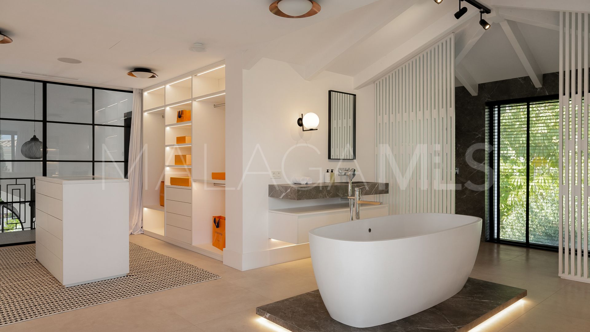 Villa for sale in Nueva Andalucia