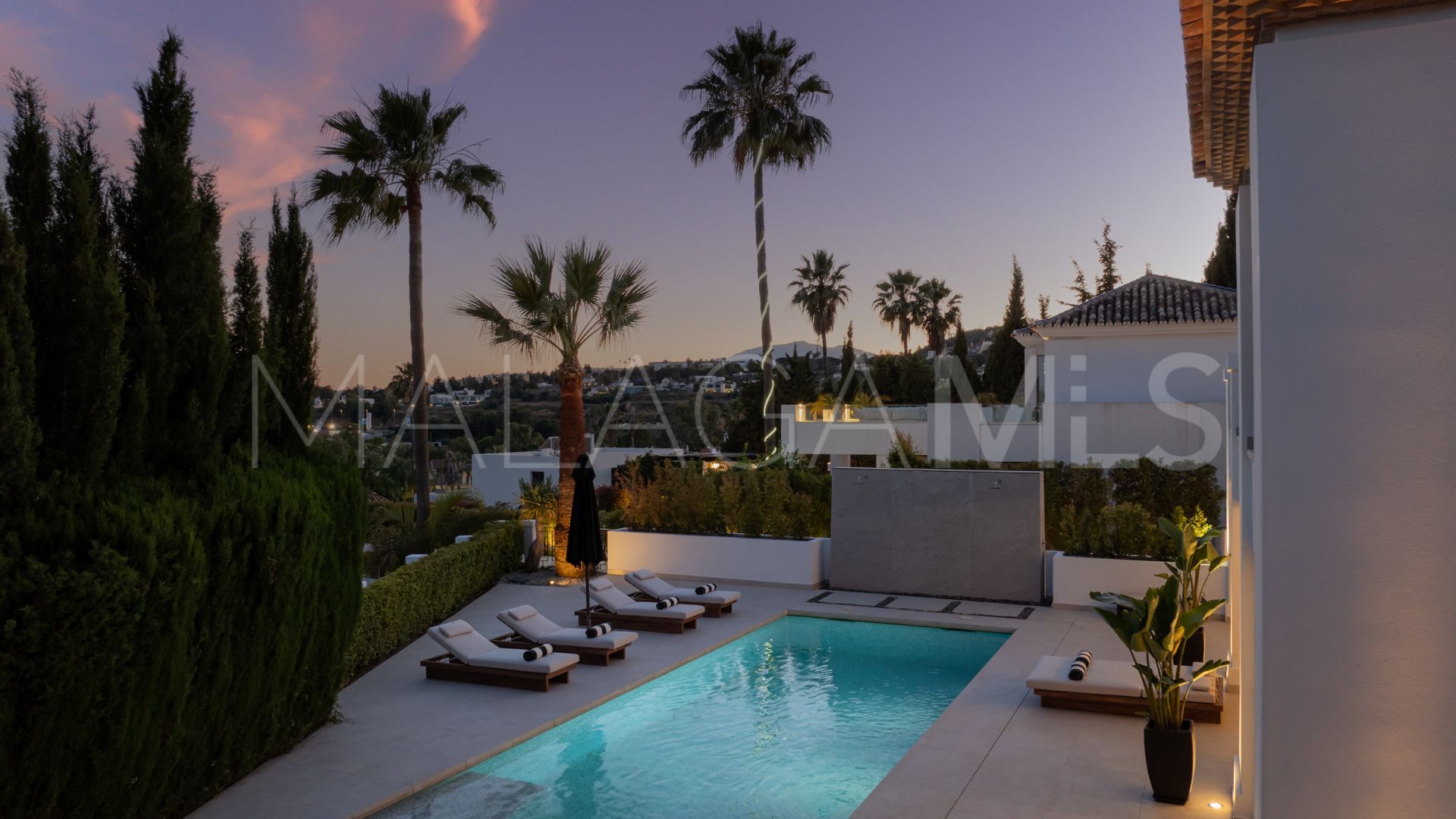 Villa for sale in Nueva Andalucia